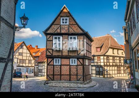 Metà medievale-case con travi di legno sul Finkenherd, passaggio fino Schlossberg (Castle Hill) a Quedlinburg, Sassonia-Anhalt, Germania Foto Stock