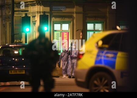 Gli agenti legali della polizia lavorano sulla scena in Streatham High Road, Londra meridionale, dopo che un uomo è stato ucciso da ufficiali armati, con la polizia che dichiara l'incidente come terrorista collegato. Foto Stock