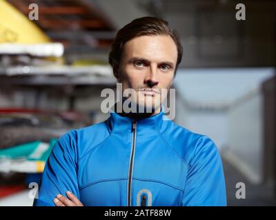 Ritratto di sportivo caucasico sicuro in giacca da nuoto blu Foto Stock