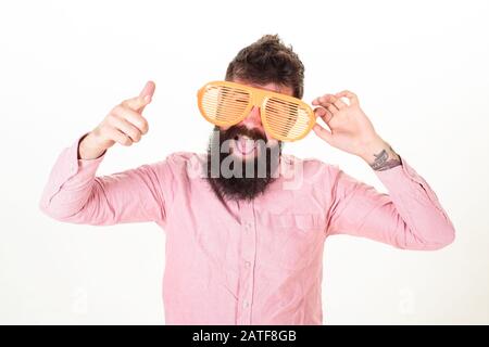 Protezione per gli occhi occhiali da sole accessorio estivo. Hipster usura shutter shades estremamente grandi occhiali da sole. Uomo Barbuto guy gigante di indossare occhiali da sole a lucernario. Occhiali da sole vacanza attributo ed elegante accessorio. Foto Stock