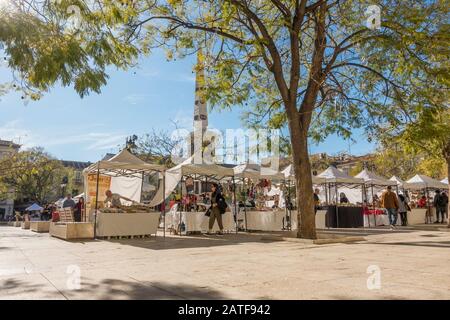 Malaga Spagna. Bancarelle del mercato locale a Plaza de la Merced (Piazza della Misericordia) con il Monumento a Torrijos, piazza pubblica, Malaga, Andalusia, Spagna. Foto Stock