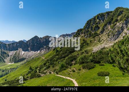 Fantastica escursione nei Monti Tannheim dalla cima di Neunerkopfle sopra la capanna Landsberger alla bellissima Vilsalpsee. Foto Stock