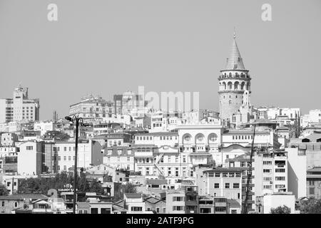 Istanbul, Turchia - 20 settembre 2017: Vista della Torre Galata una torre medievale in pietra nel quartiere Galata/Karaköy di Istanbul, Turchia, a nord Foto Stock