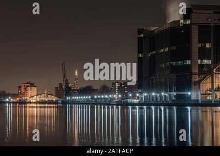 London, Molo Esterno di Millwall sull'Isola di Dogs vicino a Canary Wharf di notte. Foto Stock