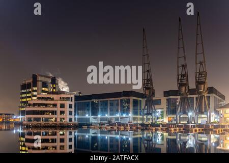 London, Molo Esterno di Millwall sull'Isola di Dogs vicino a Canary Wharf di notte. Foto Stock