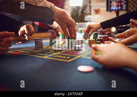 Tavolo da Roulette chip in un casinò. Gamblers fare scommesse in un casinò. Foto Stock