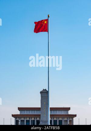 Mausoleo di Mao Zedong (Presidente Mao) con bandiera cinese in volo, Piazza Tiananmen, Pechino, Repubblica Popolare cinese Foto Stock