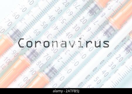 iscrizione coronavirus su sfondo di siringhe per insulina medica Foto Stock