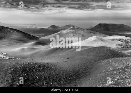 Splendida vista bianca e nera della zona vulcanica di Lanzarote conosciuta come Timanfaya o Montagne di fuoco, Isole Canarie, Spagna Foto Stock