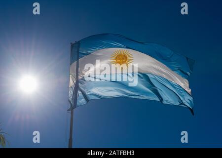 Bandiera nazionale argentina che soffia nel vento, Buenos Aires, Argentina, America Latina Foto Stock