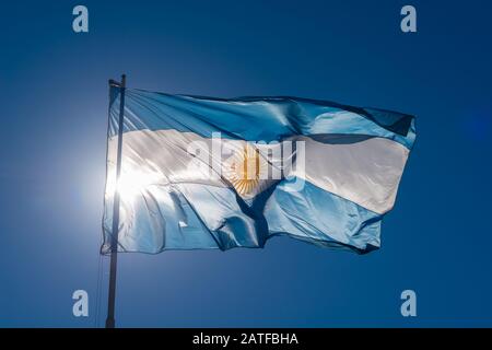 Bandiera nazionale argentina che soffia nel vento, Buenos Aires, Argentina, America Latina Foto Stock