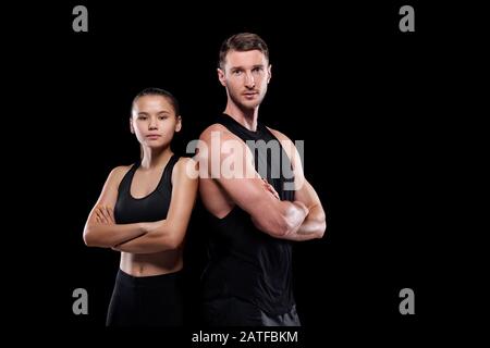Giovane sportivo e sportivo in abbigliamento sportivo in piedi l'uno vicino all'altro Foto Stock