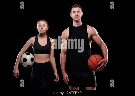 Giovane calciatore femminile e maschile basketballer in palle portatrici di abbigliamento sportivo Foto Stock