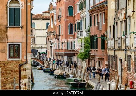 Persone che camminano lungo Fondamenta S. Felice lungo il canale Rio de San Felice un canale nel quartiere Cannaregio di Venezia Foto Stock