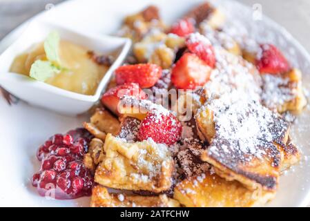 kaisersschmarrn con salsa di mele e marmellata di mirtilli Foto Stock