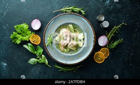 Zuppa di Quail con uova e uova strapazzate. Vista dall'alto. Spazio libero per il testo. Foto Stock