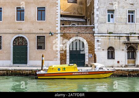 Un'ambulanza di acqua gialla o ambulanza ormeggiata dal lato di un canale di Venezia, Venezia, Italia Foto Stock