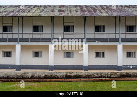 Un edificio della prigione di St-Laurent-du-Maroni, preso in una giornata travolgente senza persone, Guiana francese. Foto Stock