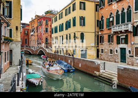 Un taxi d'acqua lo rende lungo il canale Rio del mondo Novo, Venezia, Italia Foto Stock