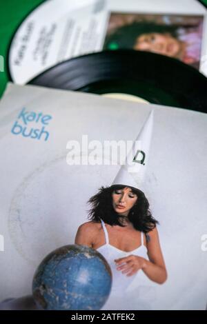 Kate Bush sceglie su vinile, compreso una versione della copertina dell'immagine di Sat Nel Vostro giro Foto Stock