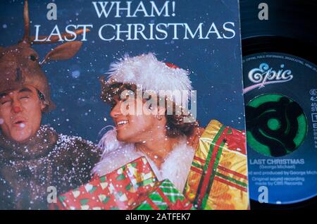 Copia in vinile da sette pollici del singolo di successo festivo di Wham del 1984 lo scorso Natale Foto Stock