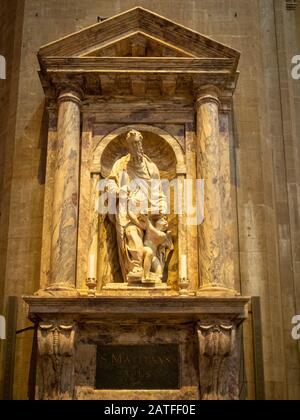 Statua di San Matteo nel Duomo di Firenze Foto Stock