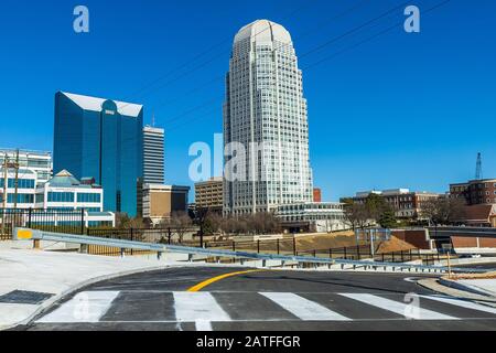 Winston-SALEM, NC, USA - 2 FEBBRAIO: Centro di Winston-Salem, business 40 riapertura il 2 febbraio 2020 a Winston-Salem, North Carolina. Foto Stock