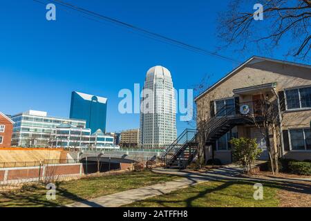 Winston-SALEM, NC, USA - 2 FEBBRAIO: Centro di Winston-Salem, business 40 riapertura il 2 febbraio 2020 a Winston-Salem, North Carolina. Foto Stock