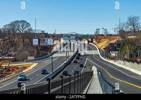 Winston-SALEM, NC, USA - 2 FEBBRAIO: Centro di Winston-Salem, business 40 riapertura il 2 febbraio 2020 a Winston-Salem, North Carolina. Foto Stock