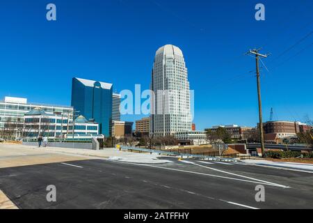 Winston-SALEM, NC, USA - 2 FEBBRAIO: Centro di Winston-Salem, business 40 riapertura il 2 febbraio 2020 a Winston-Salem, North Carolina. Foto Stock