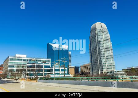 Winston-SALEM, NC, USA - 2 FEBBRAIO: Centro di Winston-Salem, business 40 riapertura il 2 febbraio 2020 a Winston-Salem, North Carolina. Foto Stock