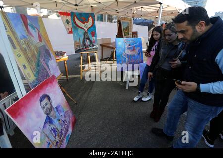 (200202) -- BEIRUT, 2 febbraio 2020 (Xinhua) -- La Gente guarda le opere d'arte durante la "Giornata Innovativa del Libano" in Piazza dei Martiri a Beirut, Libano, il 2 febbraio 2020. Migliaia di libanesi provenienti da tutto il Libano la domenica hanno partecipato alla "Giornata Innovativa del Libano" nel centro di Beirut per protestare contro la classe politica dominante, ha riferito il canale televisivo locale al Jadeed. L'evento di un giorno ha visto la partecipazione di molti artisti che hanno presentato le loro opere d'arte ispirate alle proteste a livello nazionale che hanno avuto inizio in Libano il 17 ottobre 2019. (Foto Di Bilal Jawich/Xinhua) Foto Stock