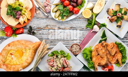 Un set di cibo. Cucina georgiana. Su uno sfondo di legno bianco. Spazio libero per il testo. Vista dall'alto. Foto Stock