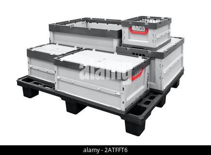 Cassette e scatole in plastica al pallet di trasporto isolate su sfondo bianco Foto Stock