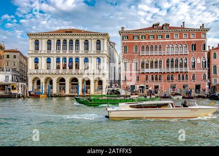 Un taxi d'acqua lo rende lungo il Canal Grande, Venezia, Italia Foto Stock