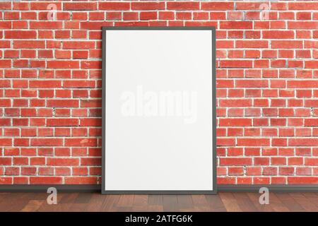Il telaio verticale vuoto del poster è modellato in piedi su un pavimento di legno scuro accanto a una parete di mattoni rossi. Tracciato di ritaglio intorno al poster Foto Stock
