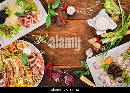 Antipasti freddi. Pancetta, formaggio, pate. Vista dall'alto. Su uno sfondo di legno. Spazio di copia. Foto Stock