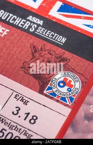 Pellicola di plastica avvolta ASDA carne macinata / macinata di manzo con logo del trattore rosso Food Assured Standard e grafica a bullock. Concetto di produzione agricola britannica. Foto Stock