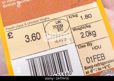 Prezzo in peso etichetta di imballaggio degli alimenti sulla confezione di cosce di pollo ASDA (al gennaio 2020). Peso in chilogrammi metrici, etichettatura Kg, peso metrico. Foto Stock
