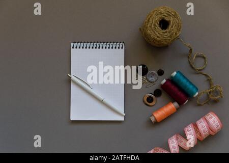 Gruppo di oggetti da cucire adagiati su uno sfondo colorato. Sfondo orizzontale per annuncio o imballaggio Foto Stock