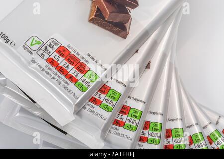 CONFEZIONE di alimenti AL cioccolato fondente ASDA che mostra la scatola di informazioni nutrizionali dietetiche, il contenuto di grassi alimentari, il contenuto di zucchero, l'etichetta del cibo primo piano, alto in zucchero. Foto Stock