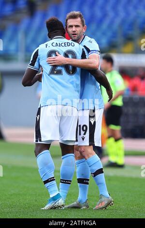 Felipe Caicedo del Lazio (L)festeggia con Senad Lulic (R) dopo aver segnato 2-0 gol durante il campionato italiano Serie A partita di calcio tra SS Lazio e Spal 2013 il 02 febbraio 2020 allo Stadio Olimpico di Roma, Italia - Foto Federico Proietti/ESPA-Images Foto Stock