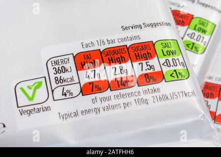 CONFEZIONE di alimenti AL cioccolato fondente ASDA che mostra la scatola di informazioni nutrizionali dietetiche, il contenuto di grassi alimentari, il contenuto di zucchero, l'etichetta del cibo primo piano, alto in zucchero. Foto Stock