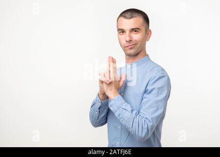 Divertente giovane ispanico che finge di avere un fucile. Divertimento e concetto giovanile Foto Stock