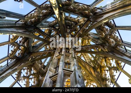 Ulm, Germania, 29 dicembre 2019, Vista alle ultime scale che conducono i turisti fino alla cima della guglia della chiesa di minster Foto Stock