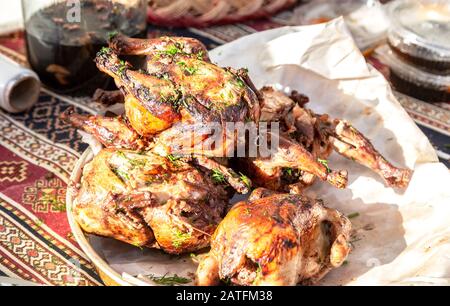 Appetitosa e gustosa cucina di pollo alla griglia con caldi charcoals. Street food. Cucina all'aperto Foto Stock