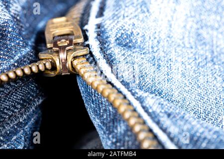 zip classica in ottone con jeans blu chiaro Foto Stock