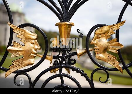 Ornamento cancello da giardino in ferro forgiato. Oro e nero Foto Stock