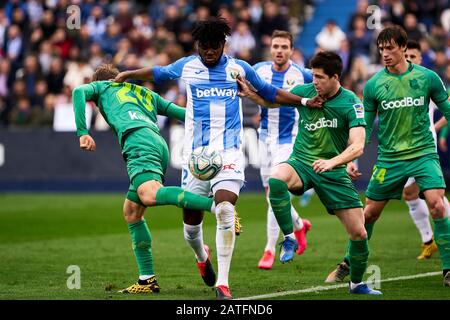 Chidozie Collins Awaziem di CD Leganes e Igor Zubardia di Real Sociedad sono visti in azione durante la Liga partita di calcio tra CD Leganes e Real Sociedad al Butarque Stadium di Leganes.(punteggio finale; CD Leganes 2:1Real Sociedad) Foto Stock