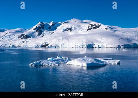 Navigazione attraverso paesaggi costieri mozzafiato lungo il continente antartico Foto Stock